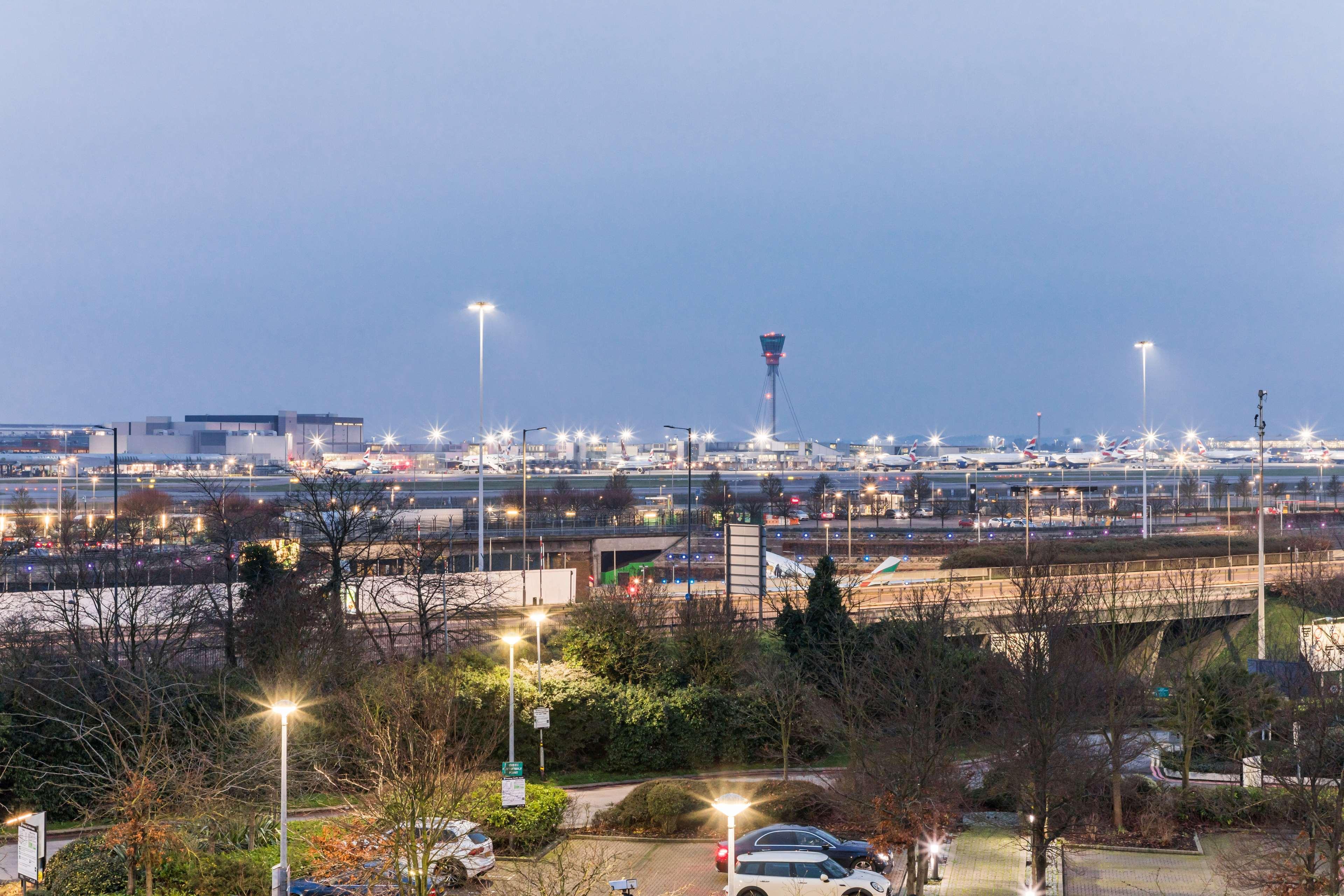 Готель Radisson Red London Heathrow Harmondsworth Екстер'єр фото London Heathrow Airport