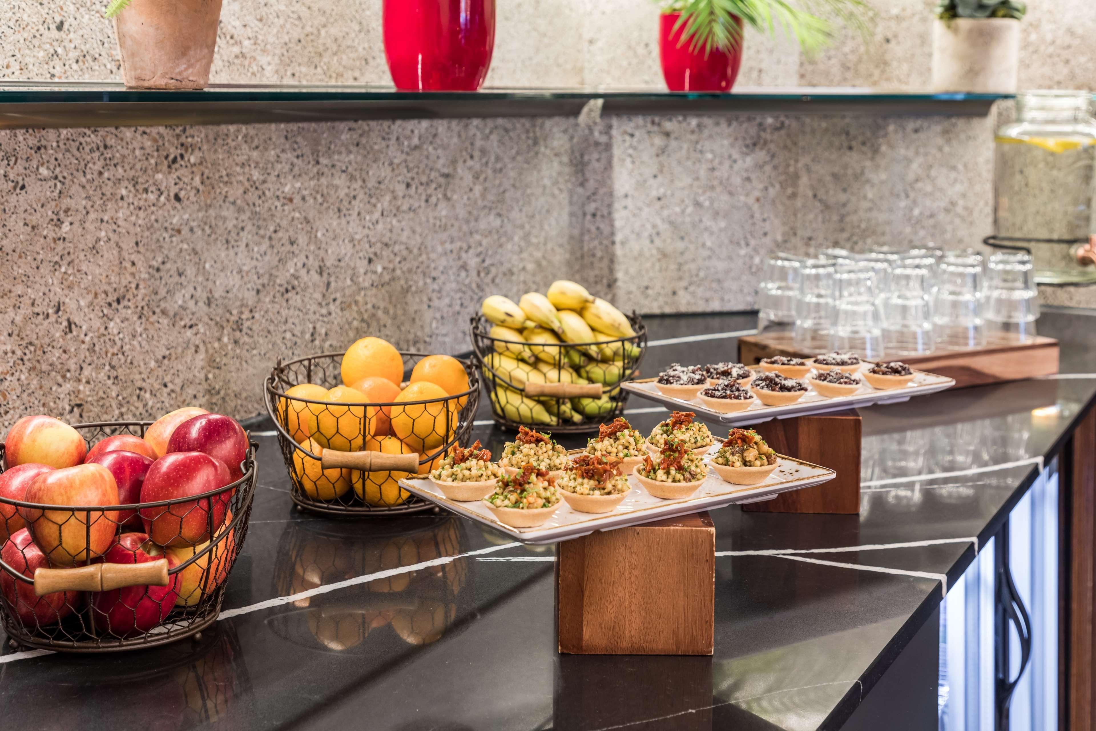 Готель Radisson Red London Heathrow Harmondsworth Екстер'єр фото Breakfast buffet at the hotel