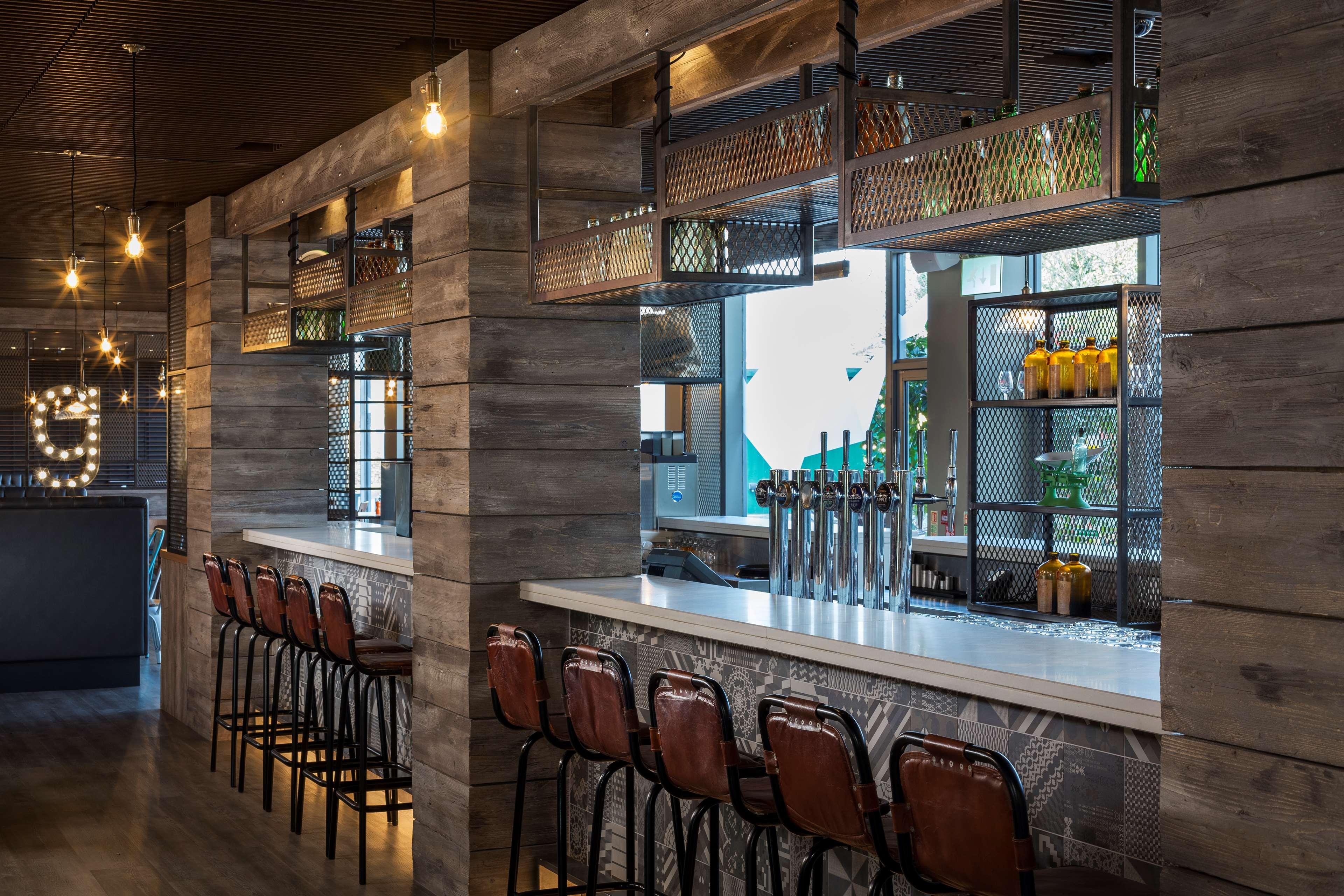 Готель Radisson Red London Heathrow Harmondsworth Екстер'єр фото The interior of the bar