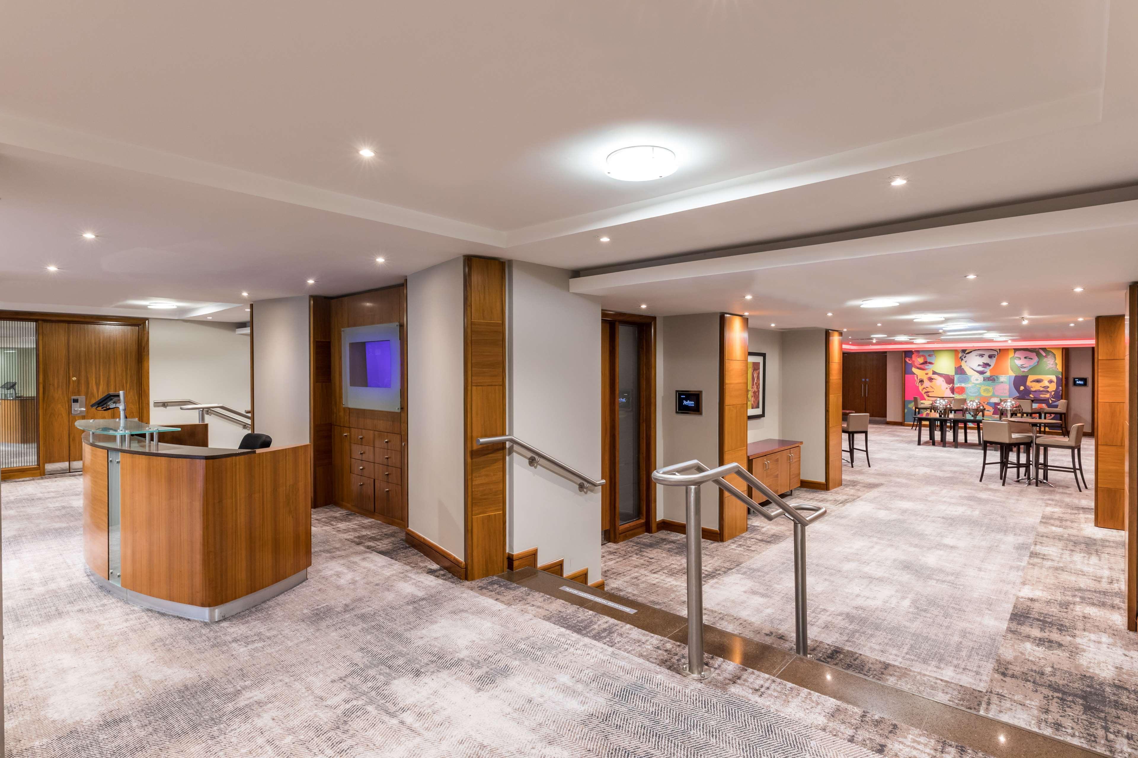 Готель Radisson Red London Heathrow Harmondsworth Екстер'єр фото The reception area of the hotel