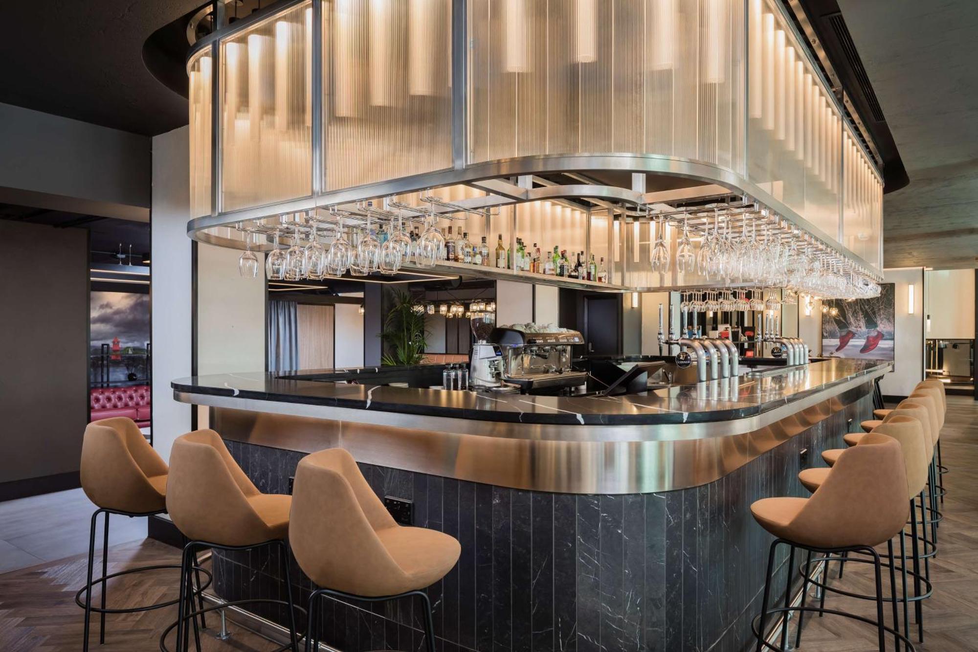 Готель Radisson Red London Heathrow Harmondsworth Екстер'єр фото The bar at the hotel