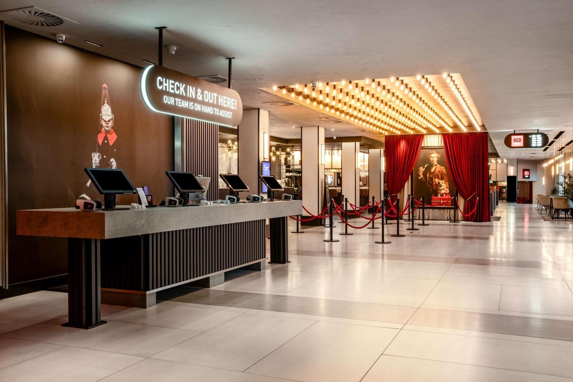 Готель Radisson Red London Heathrow Harmondsworth Екстер'єр фото